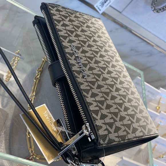 MICHAEL KORS
Jet Set Large Logo Signature Double-Zip Wristlet-Wallet-Phone Case - Picture 7 of 16